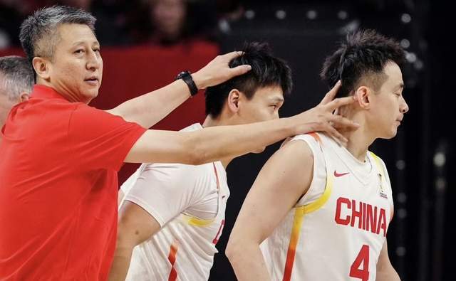 欧冠盘口走势-中国男篮感人一幕！郭士强跪在地上布置战术：他给男篮带去精气神